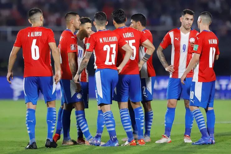 Los jugadores de la selección al finalizar el primer tiempo del partido contra Chile en Asunción por Eliminatorias Sudamericanas.