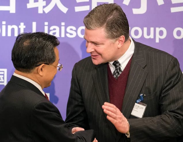 El subsecretario de Estado para Asia Oriental, Dan Kritenbrink (d) saluda al viceministro de Exteriores de China Continental, Liu Zhenmin. (AFP)