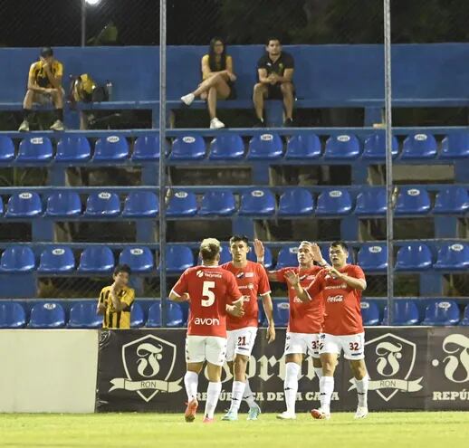 Jugadores de Nacional festejando el gol de Orlando Gaona Lugo ante Guaraní.