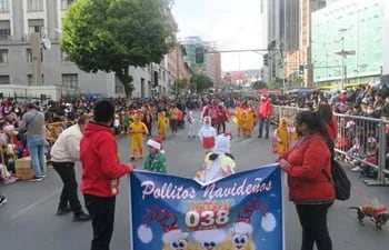 El desfile de Navidad volvió a la ciudad boliviana de La Paz este sábado con una importante presencia de la población después de tres años y con la finalidad de dar un mensaje de "paz, tranquilidad y perdón".