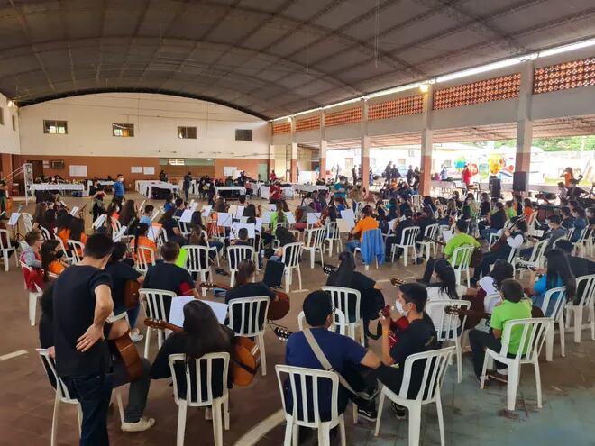 Ensamble de orquesta juveniles en el Seminario Regional realizado en Quiindy