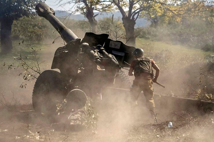 Un soldado armenio dispara una pieza de artillería  durante los combates en curso entre las fuerzas armenias y azerbaiyanas.