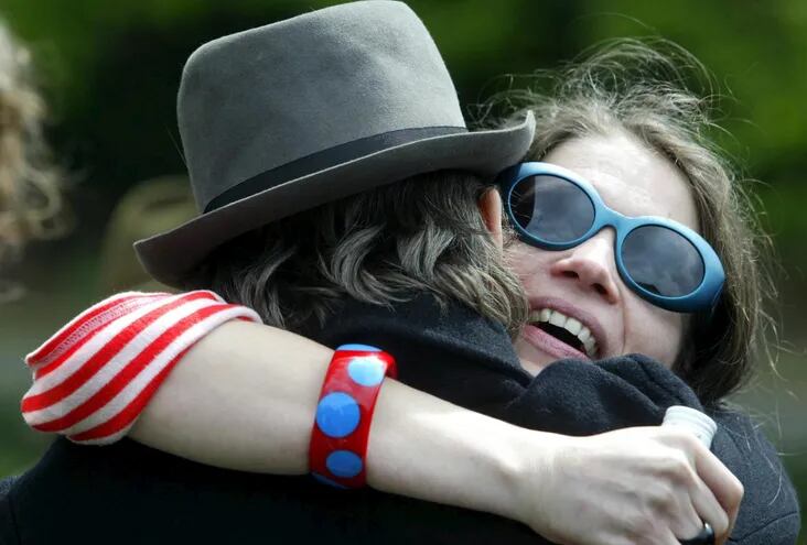 El abrazo es otra forma de saludo, más efusivo y utilizado entre personas que se conocen bastante o se celebran ocasiones especiales. Foto: Anita Maric/EFE.