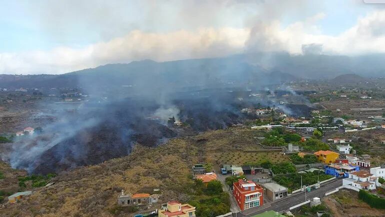 Humo y cenizas se vuelcan sobre poblados tras las quemazones que prococa la lava del volcán de Cumbe Vieja, en La Palma, Canarias.