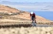 El triatleta paraguayo Andrés Arce en plena acción en la modalidad bicicleta por la paradisiaca Islas Canarias de España (Gentileza).