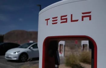Un regulador de California acusó a la empresa Tesla de engañar a los consumidores sobre sus sistemas de asistencia al conductor y presentó una demanda que podría impedir al fabricante de automóviles vender su producción en el estado, informaron medios estadounidenses.