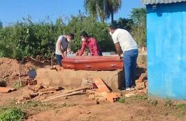 la jueza María Isabel Dávalos autorizó la exhumación del cuerpo de una mujer que luego de dar a Luz falleció por complicaciones posparto en el hospital de Curuguaty