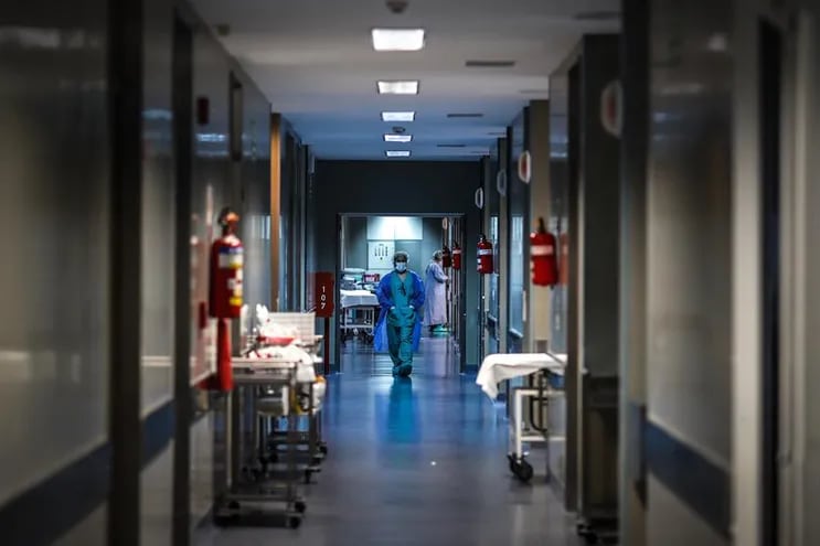 Fotografía de referencia: un enfermero camina por un pasillo de un hospital de Argentina.
