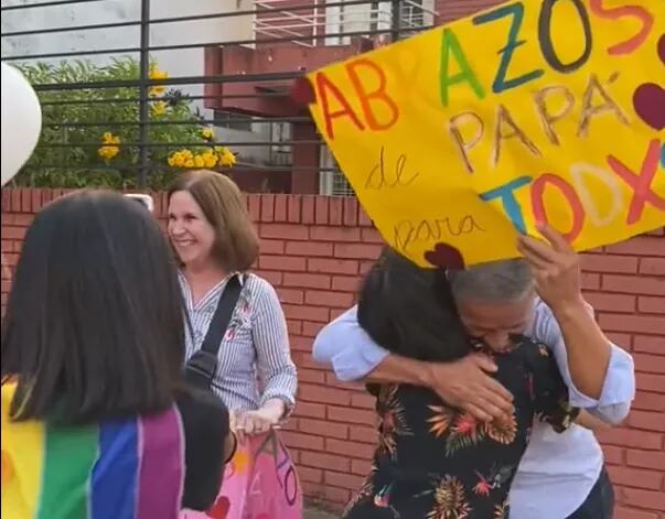 Un exsenador liberal, junto a su esposa, daban "abrazos de papá y mamá" a los participantes de la marcha del Orgullo LGBTI.