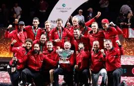 El equipo completo de Canadá celebrando su histórica primera Copa Davis de tenis, ganada tras 109 años de espera.
