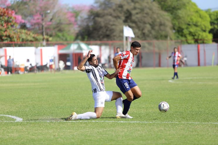 El goleador Nery Castro pasó a liderar la tabla de artilleros con su tanto de ayer, superando por un gol a Johnny Arboleda de Humaitá. (Foto: APF)