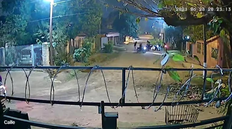 En la captura de video se observa a seis delincuentes bajaron de cuatro motpcicletas en la zona de Calle´í para robar a una motocicleta.