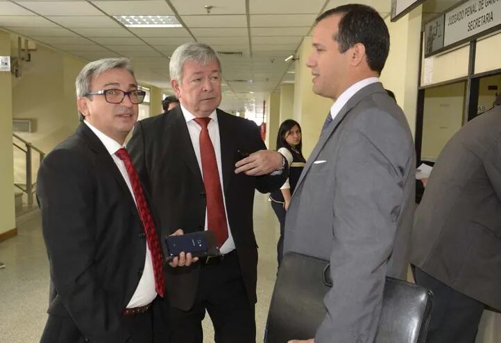 Carlos Hugo Sosa Palmerola (izquierda), sindicado como el cerebro del vaciamiento de "Ára de Finanzas", en los pasillos de tribunales.