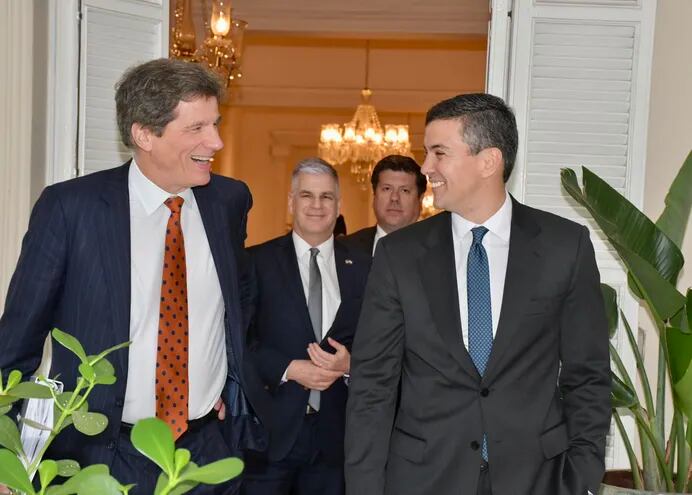 El viceministro para el Crecimiento Económico, Energía y Medio Ambiente del Departamento de Estado de los EEUU, José W. Fernández, con el presidente Santiago Peña y el embajador de los EE.UU. Marc Ostfield, el jueves último, en el Palacio de López.