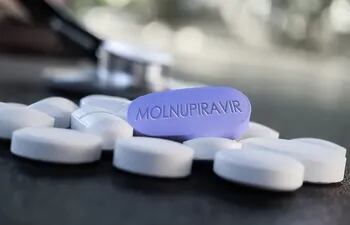Medicamento antiviral oral de Molnupiravir que bloquea el coronavirus COVID 19 en 24 horas.