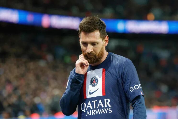 El delantero argentino de Paris Saint-Germain, Lionel Messi, reacciona durante el partido de fútbol francés L1 entre Paris Saint-Germain (PSG) y SCO Angers en el estadio Parc des Princes en París el 11 de enero de 2023.