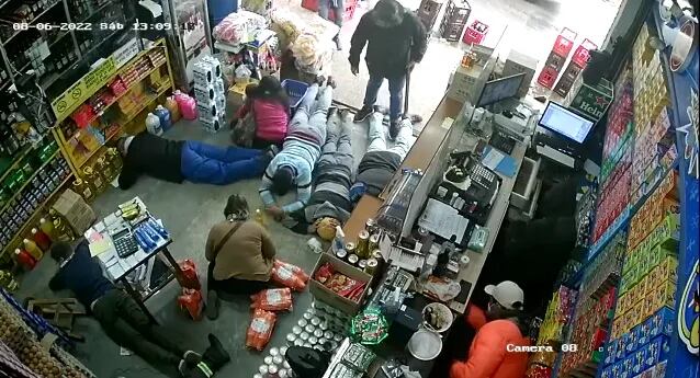 Cámaras de circuito cerrado captaron el violento robo ocurrido hoy en un comercio ubicado sobre la calle Teniente Alcorta, casi Perú.