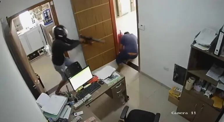 Momento en que el gerente fue reducido a punta de una escopeta por el delincuente.