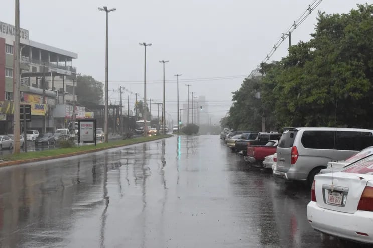 Una tenue lluvia se registra sobre Encarnación y gran parte del departamento de Itapúa desde la madrugada, en forma intermitente. Las precipitaciones de baja intensidad son beneficiosas para la agricultura.