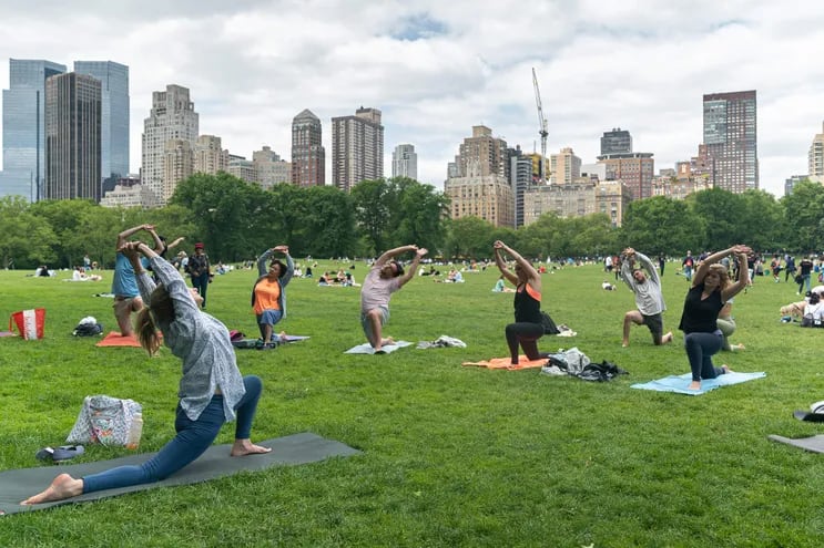 Visitantes practican yoga en el Central Park de Nueva York (EE.UU.). El parque más famoso del mundo gracias al cine "cumple" hoy sesenta años. Hablamos del Central Park de Nueva York, que existe desde 1876 pero que celebra este año el 60 aniversario de su declaración como "Historic Landmark" o monumento histórico, un carácter que garantiza su protección por los siglos de los siglos.