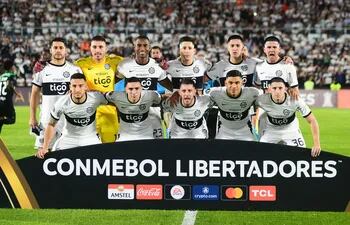 Los jugadores de Olimpia posan hoy para la foto previa al partido de la fase de grupos de la Copa Libertadores contra Atlético Nacional en el estadio Defensores del Chaco, en Asunción, Paraguay.