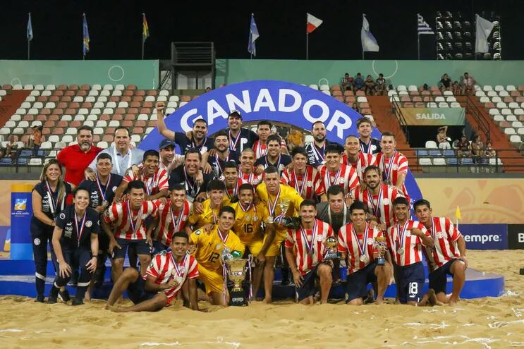 Delegación completa de las selecciones Sub 20 y Absoluta de Paraguay que se consagraron por cuarta vez en la Liga Evolución.