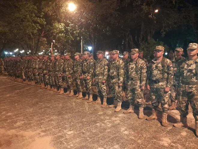 El Regimiento de Caballería Cnel. Felipe Toledo celebró con una retreta militar el Día del Arma de Caballería y homenajeó a los héroes nacionales frente al Cabildo de Pilar.