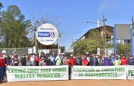 Cañicultores de Independencia bloquean acceso principal a la Fábrica alcoholera de Petropar en Mauricio J. Troche.