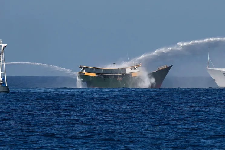 Un navío militar filipino es atacado con cañones de agua por buques chinos cerca del atolón Second THomas, el martes en el mar de China Meridional.