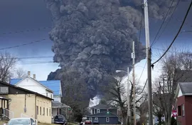 Una columna de humo negro sobre East Palestine, Ohio, el 6 de febrero de 2023, luego de la explosión controlada de una parte de la carga de un tren que se descarriló. (AP Foto/Gene J. Puskar, Archivo)(Gene J. Puskar / Associated Press)