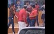 Un sospechoso hombre vestido de rojo reparte billetes frente a un local de votación de Asunción.