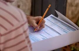 Una persona llena un formulario de Censo Nacional de Población y Viviendas 2022 en Paraguay.