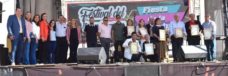 Los historiadores y escritores yuteños posan tras recibir reconocimientos de la Municipalidad de Yuty y de la organización del Festival Itakaru.