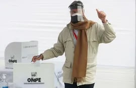 El presidente del Perú, Francisco Sagasti, votando el domingo pasado.