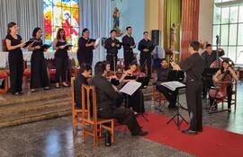 El Grupo Sonidos de Paraqvaria, en concierto en la Catedral de la ciudad de San Juan Bautista, Misiones.