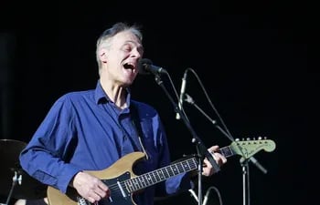 El guitarrista y compositor Tom Verlaine, del grupo estadounidense "Television", durante un concierto en el festival Primavera Sound en Barcelona, España. El músico murió el sábado a los 73 años.
