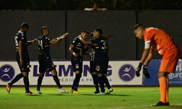 Los jugadores del Sportivo Trinidense celebran el gol de Álex Álvarez ante el Sportivo Ameliano, en el Martín Torres.