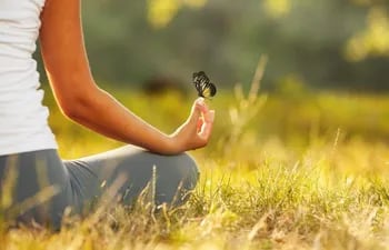 La meditación es explorar nuestro interior. Es una práctica por la que tomamos conciencia del momento presente y una práctica que trae quietud a la mente, que nos lleva a relajarnos, tomar conciencia de todo lo que nos sucede a nivel físico, emocional y espiritual.