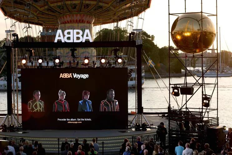 Miembros del grupo sueco ABBA vistos en una pantalla durante el evento Voyage en el Grona Lund, Estocolmo.