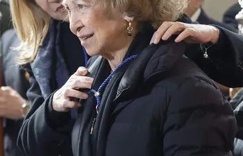 La reina Sofía, de 85 años, está internada en una clínica madrileña desde el martes pasado.