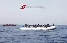 imagen-de-la-guardia-costera-italiana-de-algunas-embarcaciones-repletas-de-refugiados-afp-225927000000-1463561.jpg