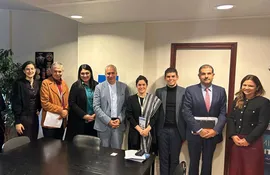 La ministra de la SNC Adriana Ortiz (centro) mantuvo una reunión con autoridades de la Unesco con miras a la salvaguardia del Poncho Para'i de 60 listas.