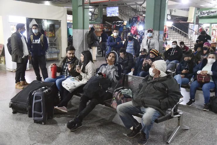 La Terminal de Ómnibus de Asunción  anoche tenía movimiento normal de personas que iban a viajar al interior.
