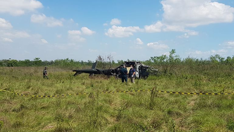 Investigadores verifican los restos del helicóptero siniestrado.