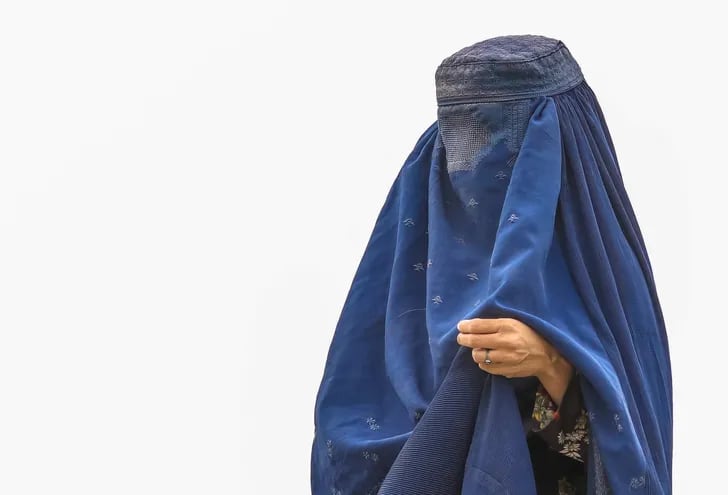Una mujer afgana tapada con un burka, cerca del refugio donde vive ahora.