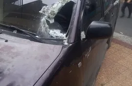 Los tortoleros rompieron el vidrio de la camioneta que se ve en la imagen y se disponían a sustraer objetos de valor de su interior, cuando fueron descubiertos por la Policía.