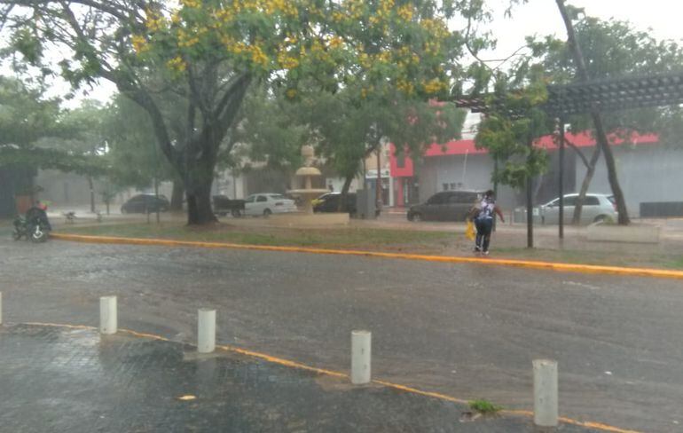 La torrencial lluvia caída ayer formó raudales en varias arterias capitalinas, como la avenida 5ta.