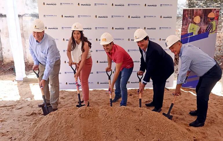 Sebastián Meza, Valeria Cabello, Juanjo Ardissone, Fernando García Huidobro y Roque Ardissone en la palada inicial del proyecto Garay 530, en Villa Morra.