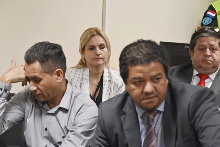 La ex fiscala Ana Girala, sus funcionarias y tres abogados afrontarán juicio oral por el presunto esquema de aprieta que ella misma habría liderado.