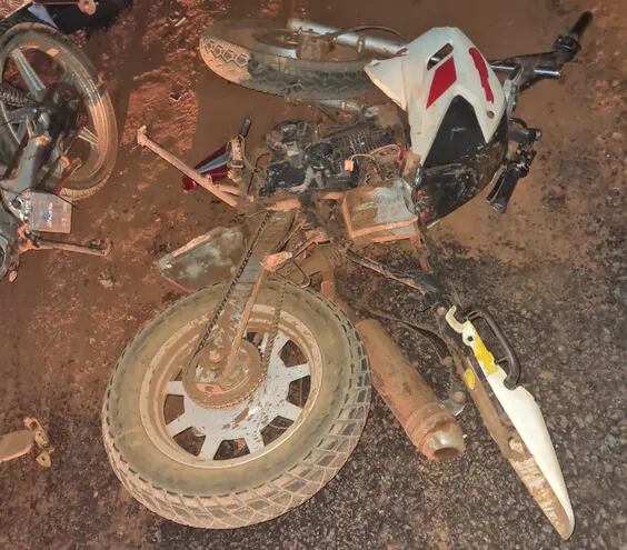 La motocicleta del adolescente quedó prácticamente destruida.
